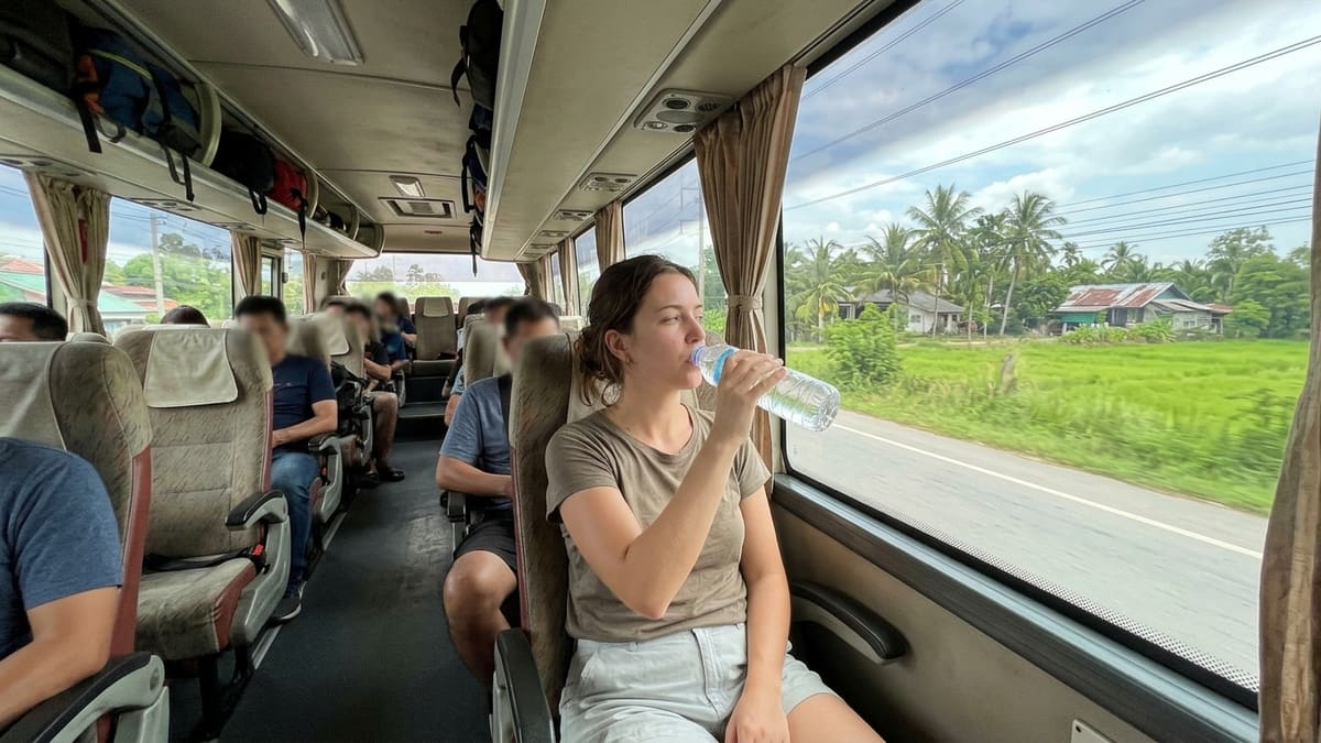 Voyageur buvant de l eau en bouteille lors d un long trajet en bus en Thaïlande