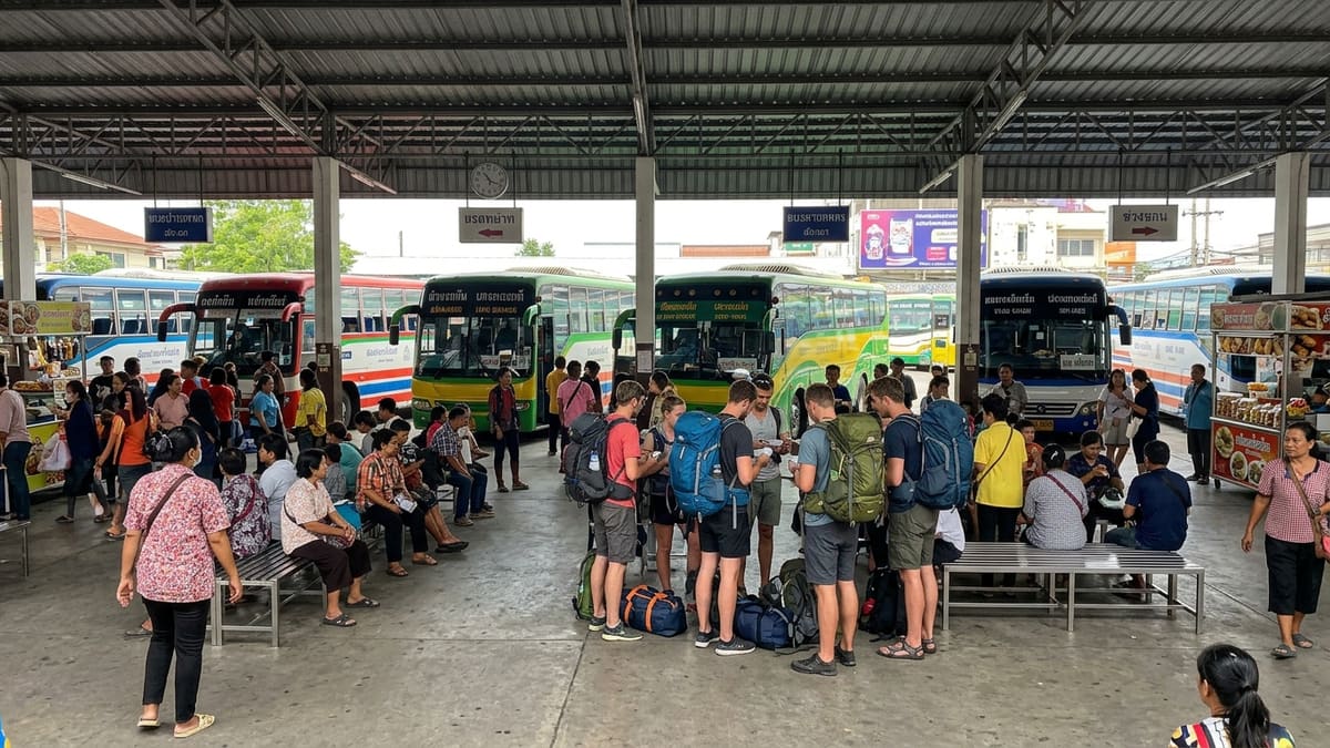 Déroulement d'un trajet en bus en Thaïlande : passagers à la gare routière de Mochit