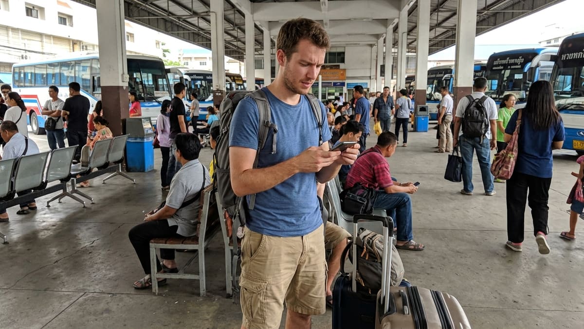 Voyageur français en Thaïlande cherchant contacts compagnies de bus
