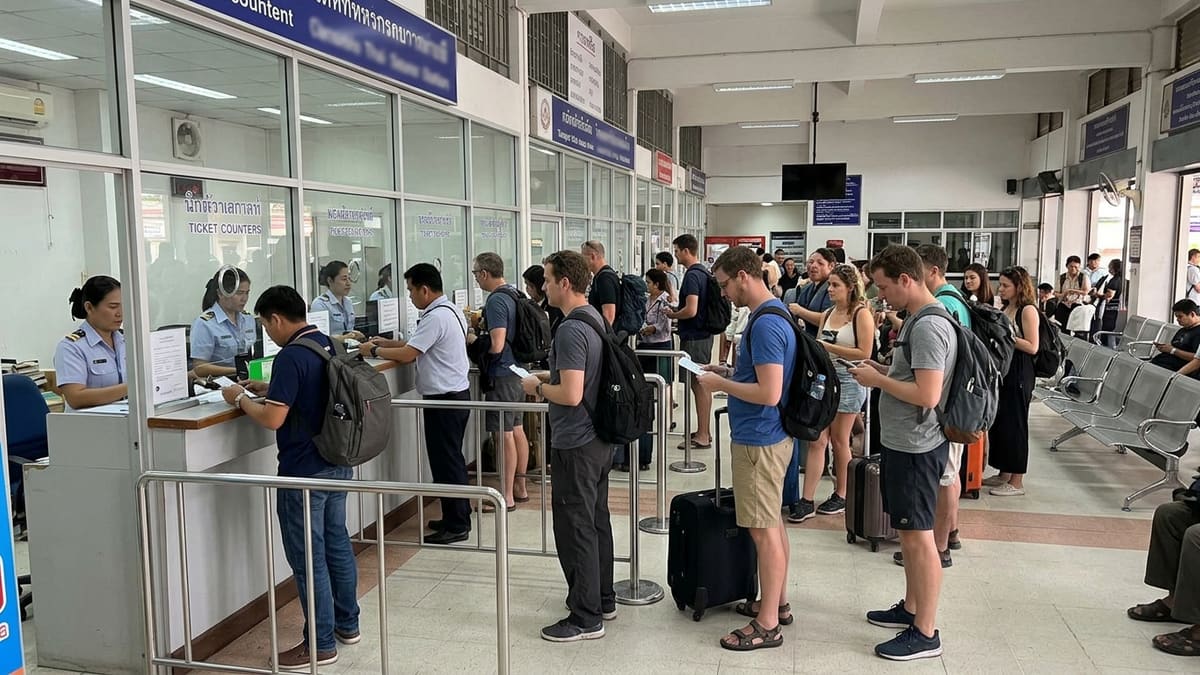 Achat de billets de bus en Thaïlande : guichet dans une gare routière animée