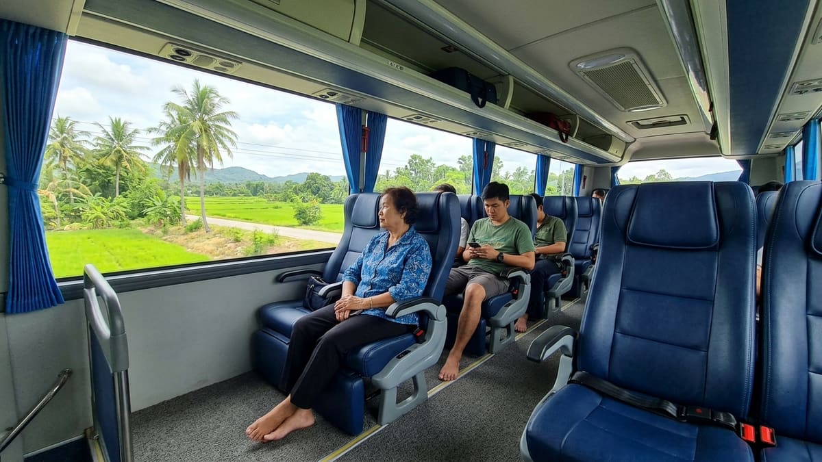 Intérieur d'un bus VIP thaïlandais confortable avec des sièges inclinables